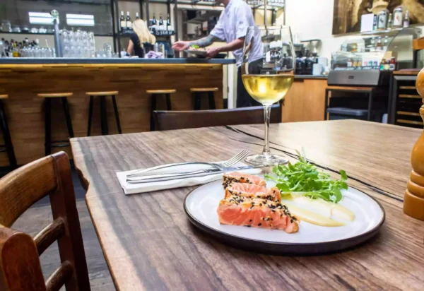 Bequeme Tischreservierung ab 10 Personen in edler, altehrwürdiger Gast-Taverne